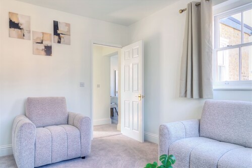 Modern Central 1-Bed Apartment | Parking | Sleeps 4