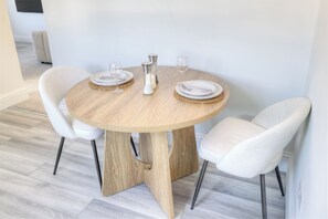 Dining - Modern Central 1-Bed Apartment | Parking | Sleeps 4 (Maidstone)