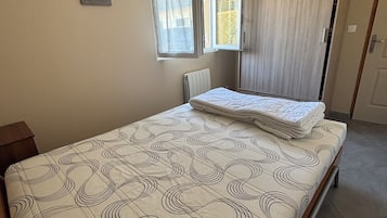 2 bedrooms, bed sheets