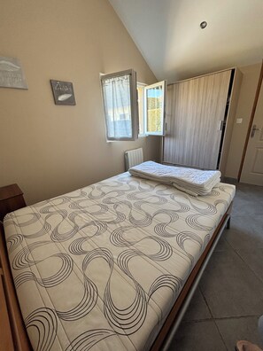 2 bedrooms, bed sheets