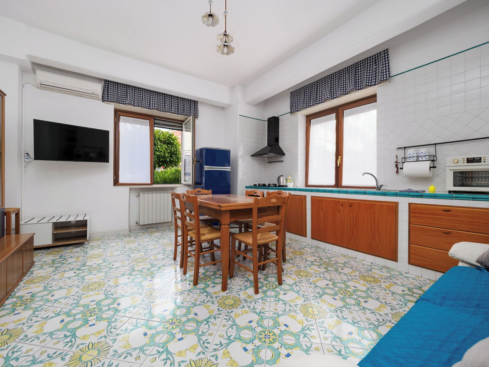 Appartamento Comfort, vista città | Cucina privata | Frigorifero, microonde, forno, piano cottura