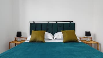 Appartamento Comfort, vista città | Una scrivania, postazione laptop, tende oscuranti, insonorizzazione