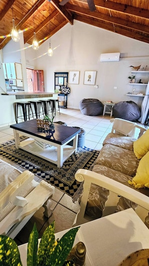 Departamento, 3 habitaciones, patio | Sala de estar | Libros 
