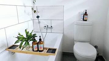 Apartemen, 3 kamar tidur, patio | Kamar mandi