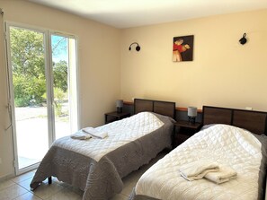 3 bedrooms, iron/ironing board, bed sheets - Villa in a residential neighborhood in Uzès (Uzès)