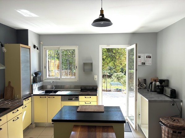 Coffee/tea maker, fridge, microwave, oven - Villa in a residential neighborhood in Uzès (Uzès)