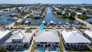 Zona residencial con un puerto deportivo, casas y un edificio grande con piscina.