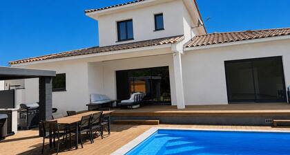10 minutes from the beach, magnificent luxury villa with swimming pool and jacuzzi