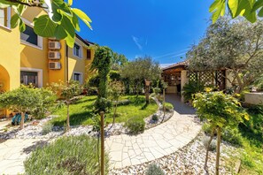 Property grounds - Pool and Garden Apartment Hortenzija (Kostrena)