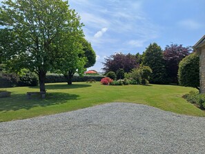 Property grounds - Welcome to our home! Vacation rental for 4 people, 3 minutes from the sea (Plouarzel)