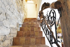 Eine Treppe mit Steinmauern und Metallgeländern.