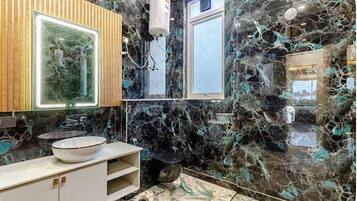 Luxe villa, 4 slaapkamers, privézwembad, uitzicht op tuin | Badkamer | Een douche, gratis toiletartikelen, een haardroger, pantoffels