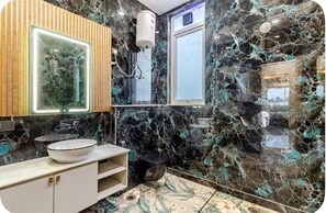 Luxury-Villa, 4 Schlafzimmer, eigener Pool, Gartenblick | Badezimmer | Dusche, kostenlose Toilettenartikel, Haartrockner, Hausschuhe