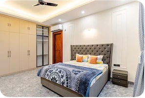 Luxury-Villa, 4 Schlafzimmer, eigener Pool, Gartenblick | Schreibtisch, laptopgeeigneter Arbeitsplatz, Verdunkelungsvorhänge