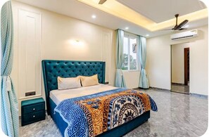 Desk, laptop workspace, blackout curtains, soundproofing - Skynest Farm Stay (Faridabad)