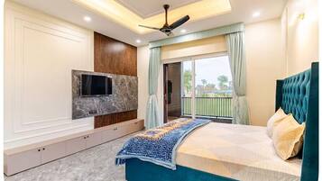 Luxury Villa, 4 Bedrooms, Private Pool, Garden View | Desk, laptop workspace, blackout drapes, soundproofing