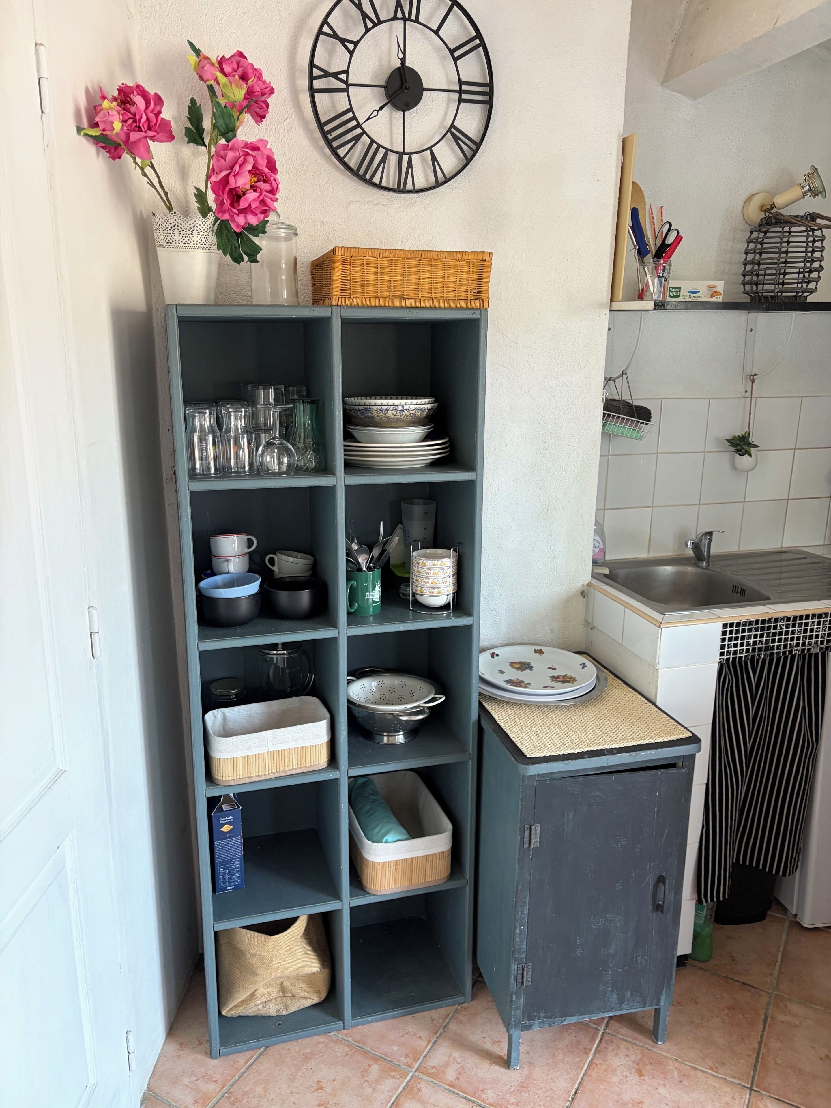 Frigorífico, placa de cocina, cafetera o tetera y utensilios de cocina