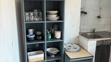 Frigorífico, placa de cocina, cafetera o tetera y utensilios de cocina