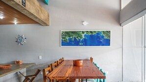Ein Essbereich mit Holztisch, Stühlen und einer Karte an der Wand.