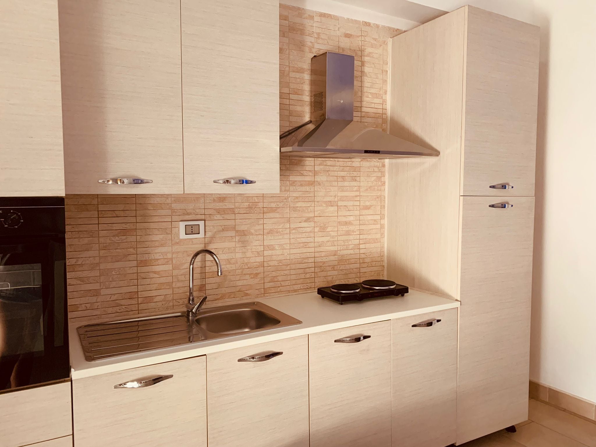 Fridge, oven, stovetop, coffee/tea maker