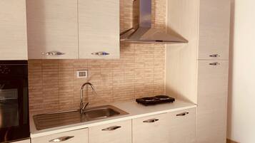 Fridge, oven, stovetop, coffee/tea maker