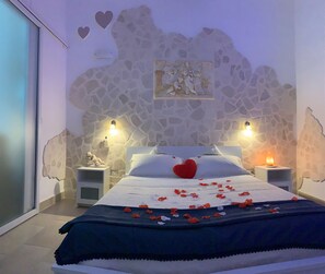 Tabla de planchar con plancha, wifi gratis y ropa de cama 