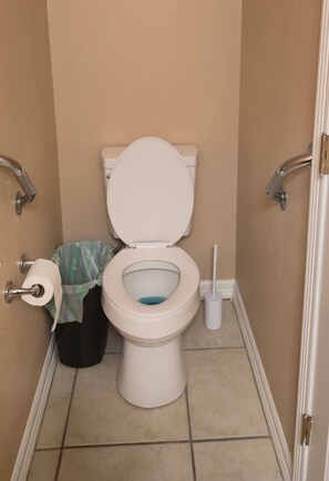 Bathroom - Spacious 4-bedroom house in lovely McAllen with jacuzzi and spacious back yard. (McAllen)