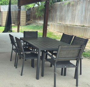Outdoor dining - Spacious 4-bedroom house in lovely McAllen with jacuzzi and spacious back yard. (McAllen)