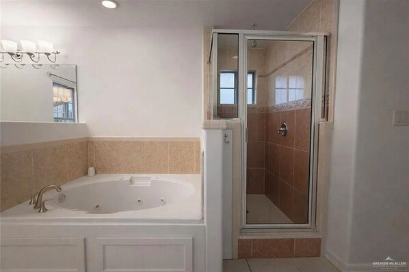 Bathroom - Spacious 4-bedroom house in lovely McAllen with jacuzzi and spacious back yard. (McAllen)