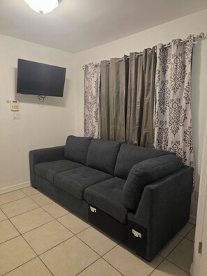 Living area - Spacious 4-bedroom house in lovely McAllen with jacuzzi and spacious back yard. (McAllen)