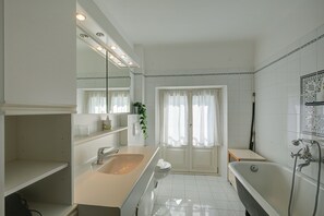 สแตนดาร์ดอพาร์ทเมนท์, 1 ห้องนอน, เครื่องปรับอากาศ (Maroggia Apt 1 Near The Lake for 3) | ห้องน้ำ