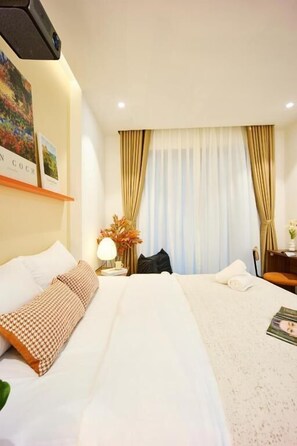 Deluxe studio, 1 queensize bed, balkon | Een minibar, gratis wifi
