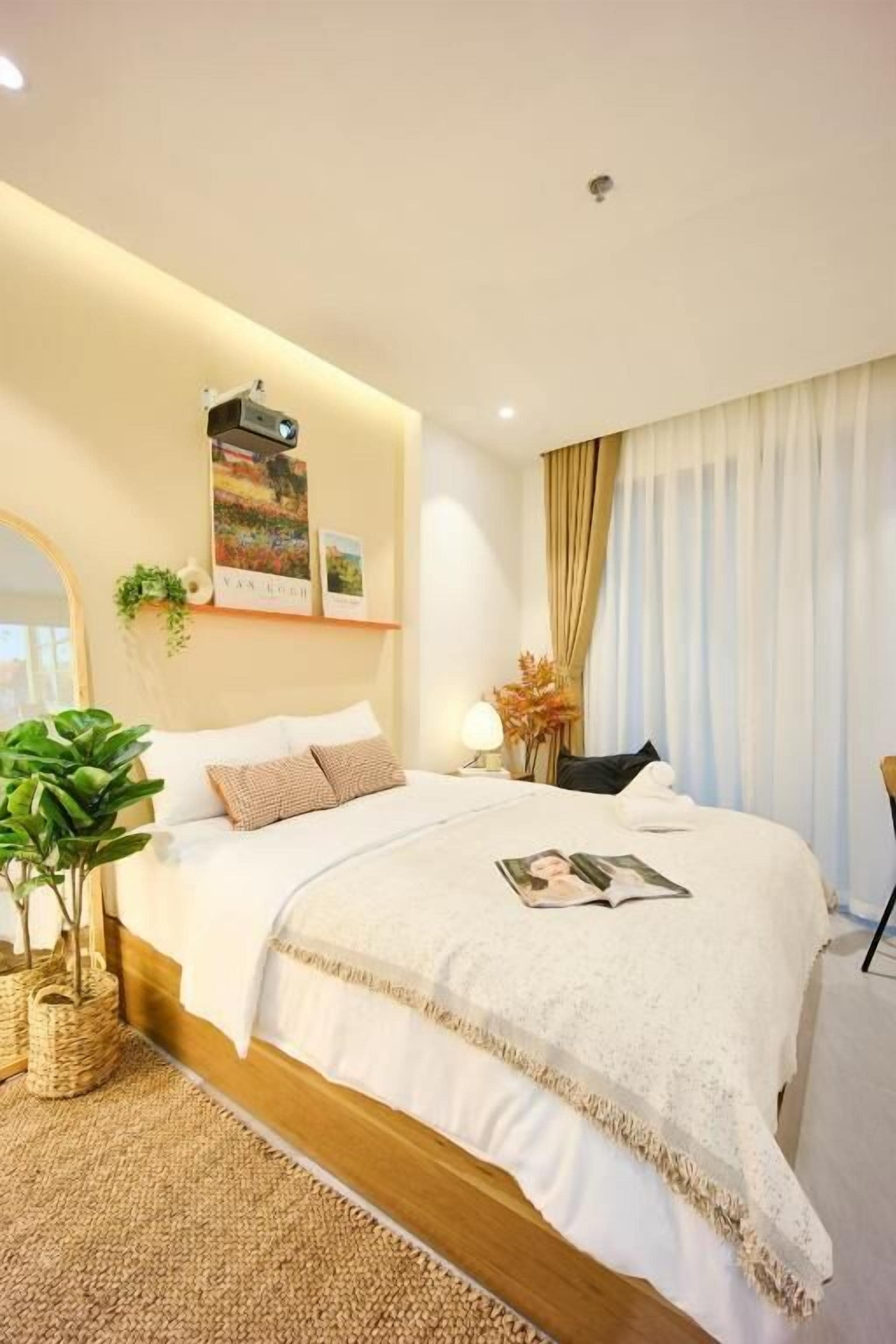 Deluxe Studio, 1 Queen Bed, Balcony | Minibar, free WiFi