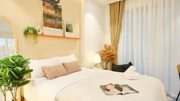 Deluxe Studio, 1 Queen Bed, Balcony | Minibar, free WiFi