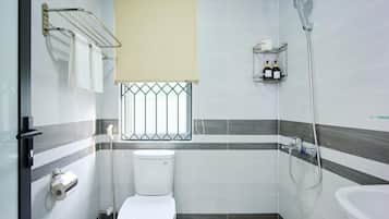 Deluxe Apartment, 1 Queen Bed with Sofa bed, Balcony | Bathroom | Shower, free toiletries, hair dryer, towels