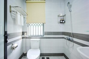 Deluxe Apartment, 1 Queen Bed with Sofa bed, Balcony | Bathroom - take me. 3seasons - boutique home (Hai Chau)