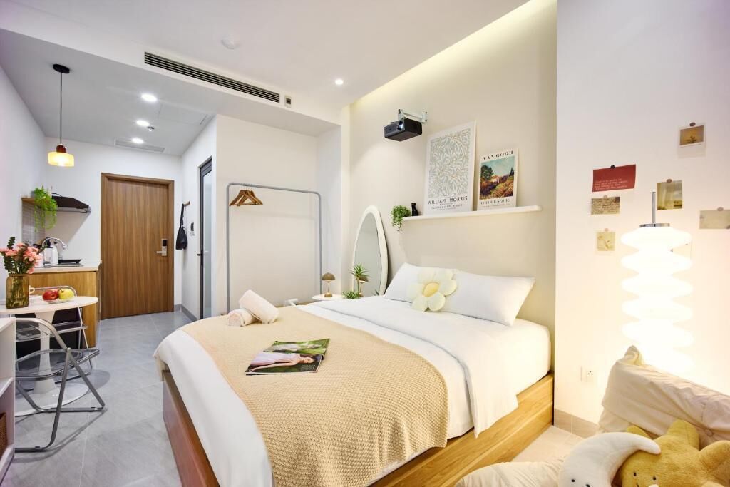 Deluxe Studio, 1 Queen Bed, Balcony