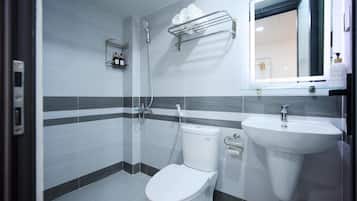 Dusche, kostenlose Toilettenartikel, Haartrockner, Handtücher