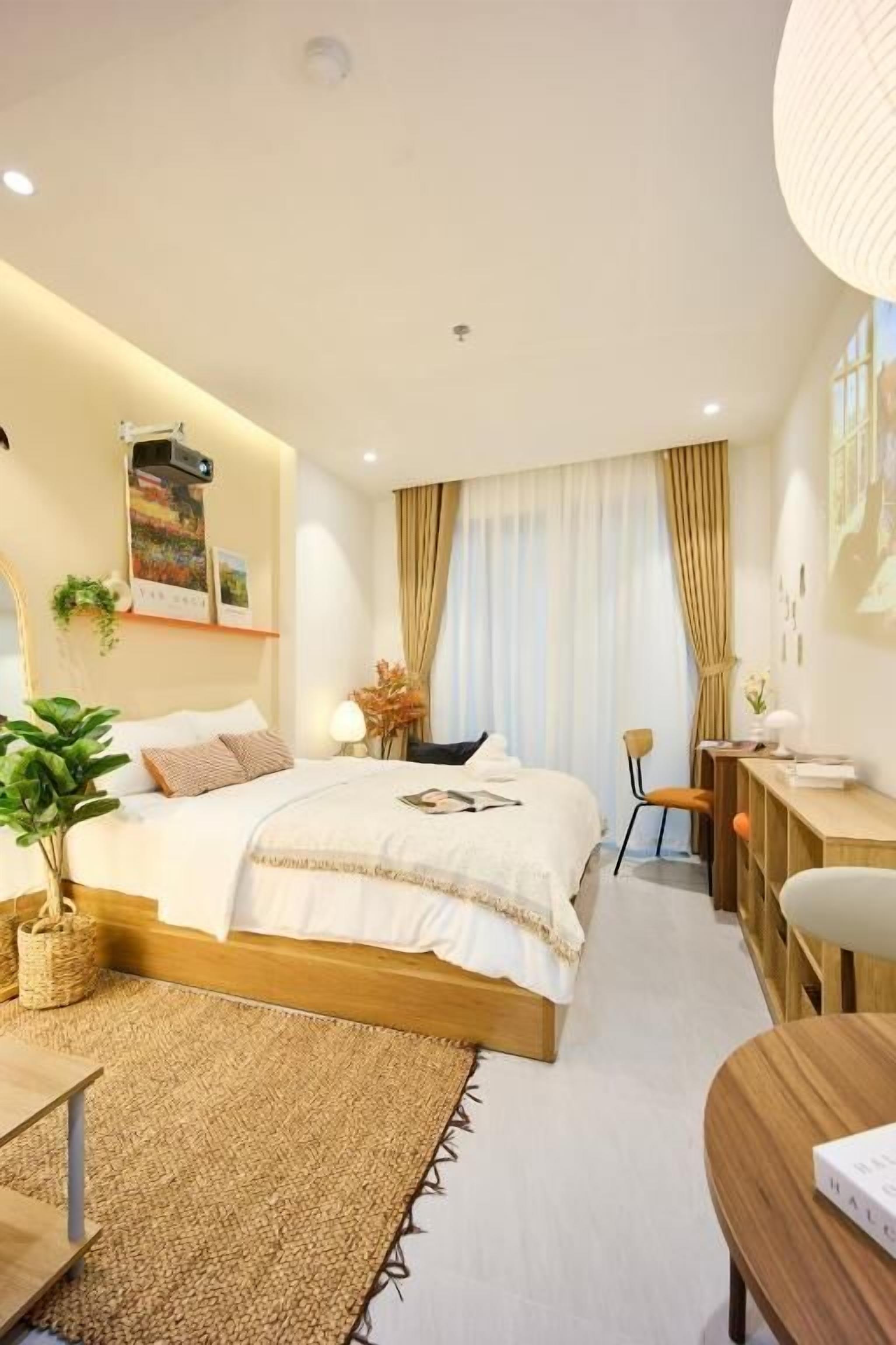 Deluxe Studio, 1 Queen Bed, Balcony