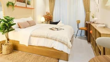 Deluxe Studio, 1 Queen Bed, Balcony | Free WiFi