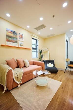 Deluxe appartement, 1 queensize bed met slaapbank, balkon | Woonruimte