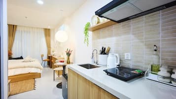 Deluxe Studio, 1 Queen Bed, Balcony | Private kitchen