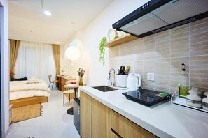 Deluxe Studio, 1 Queen Bed, Balcony | Private kitchen - take me. 3seasons - boutique home (Hai Chau)