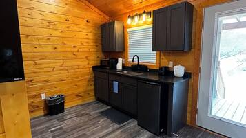 Standard Double Room, Patio | Private kitchen | Mini-fridge, microwave, cookware/dishes/utensils