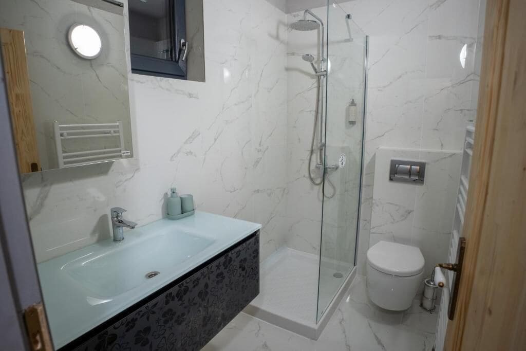 Apartment, Stadtblick | Badezimmer | Hausschuhe