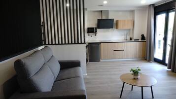 Appartement, balkon | Woonruimte | Een 52-inch smart-tv met digitale zenders
