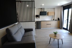 Apartamento, balcón | Zona de estar | Smart TV de 52 pulgadas con canales digitales