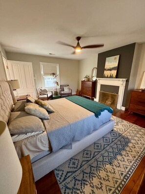 1 bedroom, desk, iron/ironing board, WiFi - Historic DT Lynchburg Apt, Walk To Shops & Dining (Lynchburg)