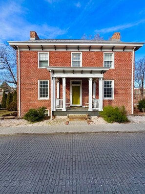 Exterior - Historic DT Lynchburg Apt, Walk To Shops & Dining (Lynchburg)