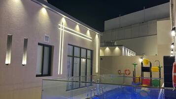 10 outdoor pools